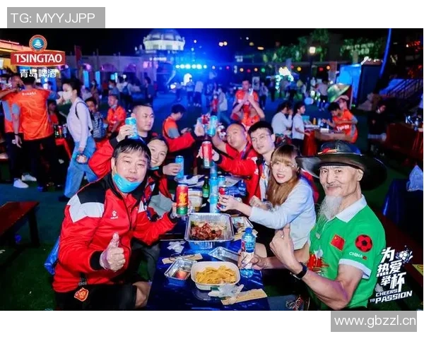 足球场上啤酒飞舞的瞬间激情与欢笑交织的狂欢盛宴